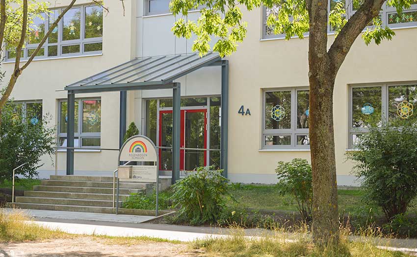 Blick auf den Eingangsbereich der DPFA-Regenbogen-Grundschule Zwickau
