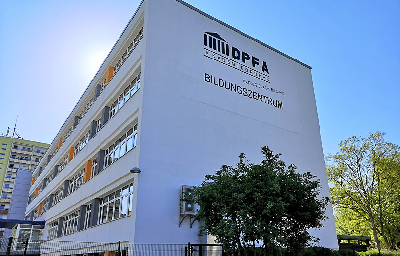 Blick auf das Schulgebäude der DPFA Zwickau in Eckersbach. Deutlich zu sehen, ist der Schriftzug DPFA.