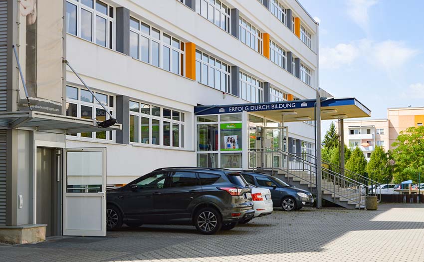 Blick auf den Eingang des DPFA-Regenbogen-Gymnasiums Zwickau