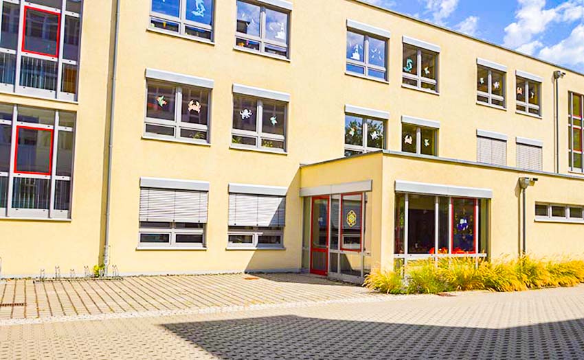 Blick vom Schulhof auf die DPFA-Regenbogen-Grundschule Zwickau
