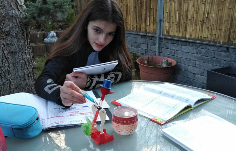 Mit ganz praktischer Anschauung widmet sich die Achtklässlerin Laura ihren Physikaufgaben auf der heimischen Terrasse. Foto: privat