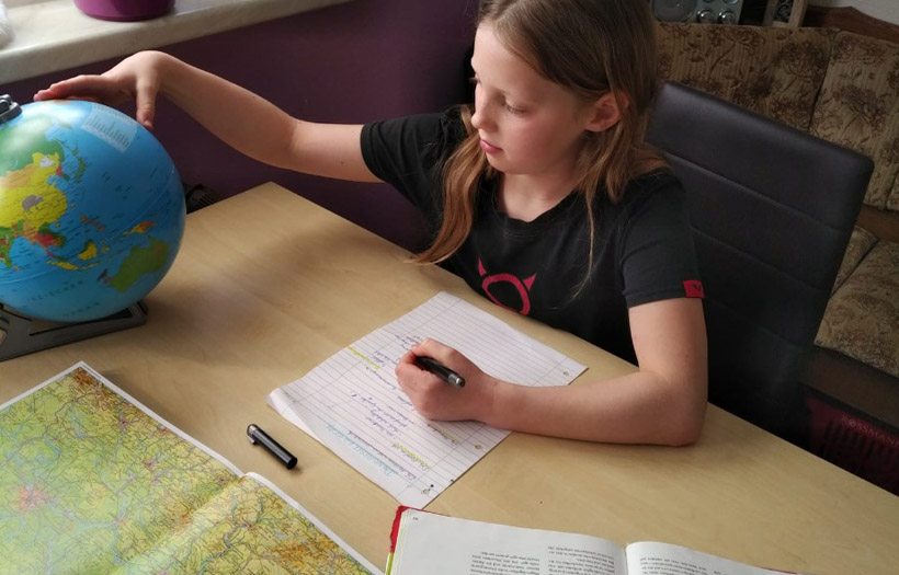 Fünftklässlerin Larissa erkundet die Welt im Geographieunterricht im Moment mit dem Globus in ihrem Zimmer. Und es macht mehr Spaß, als erwartet. Foto: privat