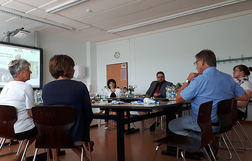 Die Gesprächsrunde fand in einem Klassenraum mit digitaler Tafel statt. Im Rahmen des Digitalpakts ist die Anschaffung von mehr als 20 dieser Art für den DPFA-Standort Zwickau geplant. Foto: DPFA Zwickau