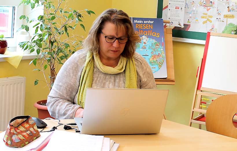 Bettina Rösch gibt primär von daheim Online-Unterricht. Zur Ausgabe der Bildungsempfehlungen am 10. Februar kam die Klassenlehrerin der 4b jedoch in die Salutstraße. 