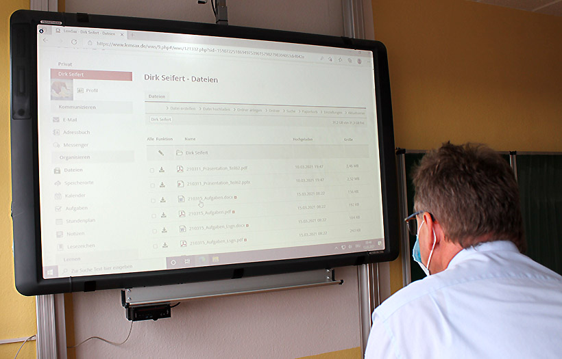 Auf der Plattform LernSax ist der Schulleiter der DPFA-Regenbogen-Schulen Zwickau (Oberschule und Gymnasium) Dirk Seifert mittlerweile Profi. Auch im Präsenzunterricht nutzt er die Online-Plattform, um Matheaufgaben zu zeigen. Foto: Anne-Kathrin Findeiß / DPFA Zwickau