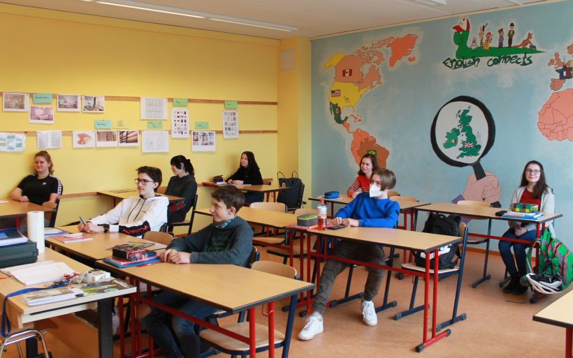 Schüler sitzen in einem Klassenzimmer