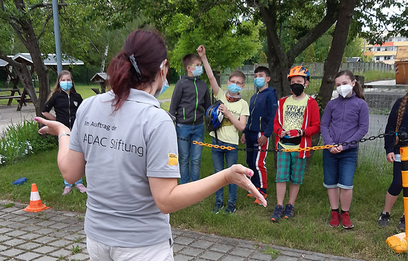 Eine Mitarbeiterin des ADAC erklärte den Schülerinnen und Schülern wichtige Sicherheitsaspekte im Straßenverkehr. Foto: DPFA Zwickau