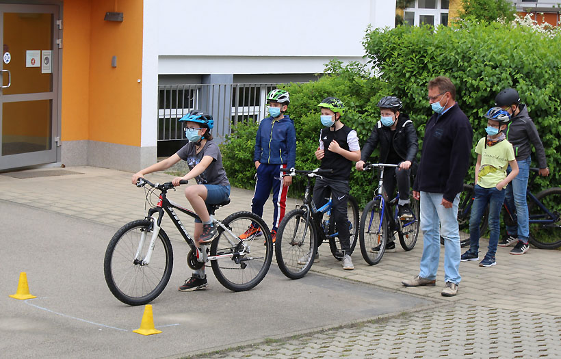 Die Geschicklichkeit auf ihren Fahrrädern übten die Mädchen und Jungen in einem Fahrradparkours. Foto: DPFA Zwickau