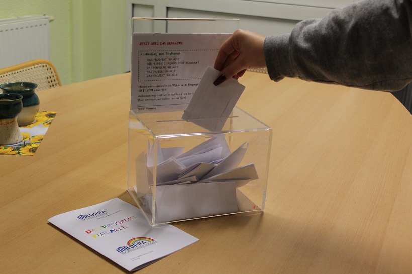 Mithilfe einer Wahlurne konnte mitentschieden werden, wie die Zeitung heißen soll. Foto: DPFA