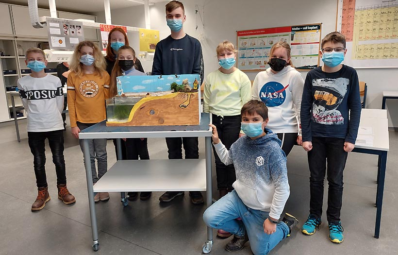 Schülerinnen und Schüler der DPFA-Regenbogen-Schulen Zwickau präsentieren ihre Modell des Ostseestrandes.