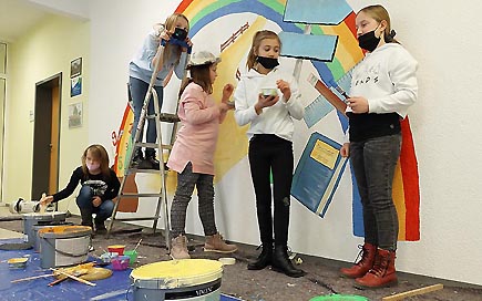Schülerinnen der DPFA-Regenbogen-Schulen Zwickau malen während der Projekttage eine Wandbild ins Foyer ihrer Schule.