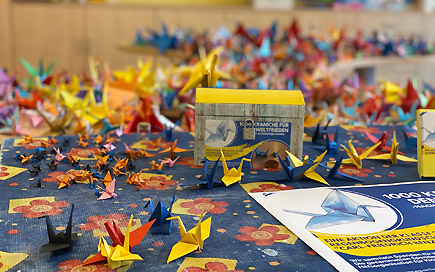 Blick auf einen Teil der bereits gefalteten Origami-Kraniche des Projektes 1000 Kraniche für den Weltfrieden der DPFA-Regenbogen-Grundschule Zwickau.
