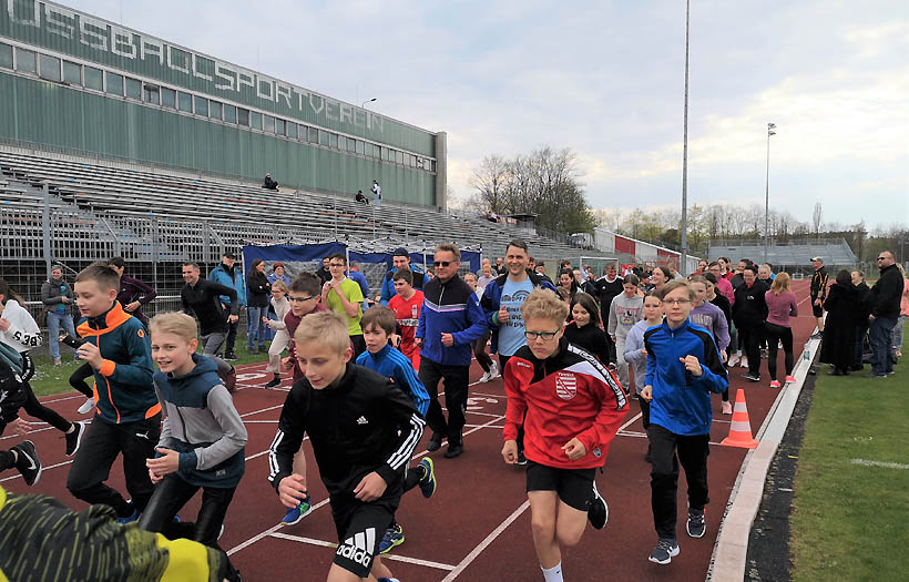 Kinder und Erwachsene am Start des Spendenlaufs im Sportforum Zwickau Eckersbach.