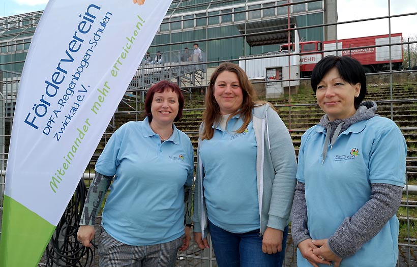 Drei Frauen als Vertreterinnen des Schulfördervereins auf dem Sportplatz stehend, am Rande des Spendenlaufs.