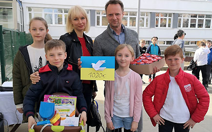Schülerinnen und Schüler der DPFA-Regenbogen-Grundschule Zwickau übergaben die gesammelten Spenden.