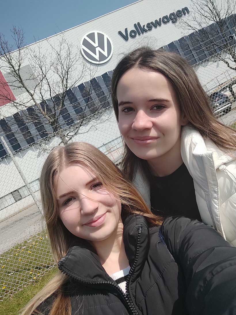 Schülerinnen der DPFA-Regenbogen-Schulen Zwickau vor dem VW Werk in zwickau Mosel.
