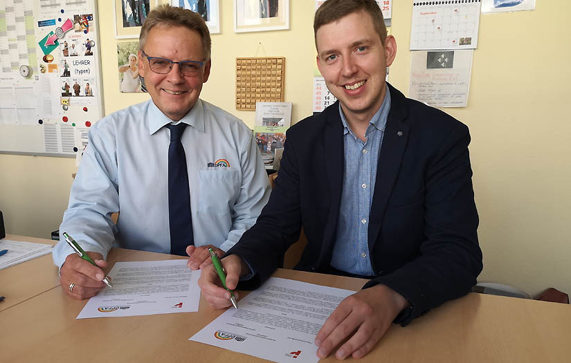 Dirk Seifert (l.), Leiter der DPFA-Regenbogen-Schulen Zwickau (Oberschule und Gymnasium) unterzeichnet gemeinsam mit Projektleiter Alexander Kliymuk vom polnischen Pilecki-Institut in Berlin den Kooperationsvertrag.